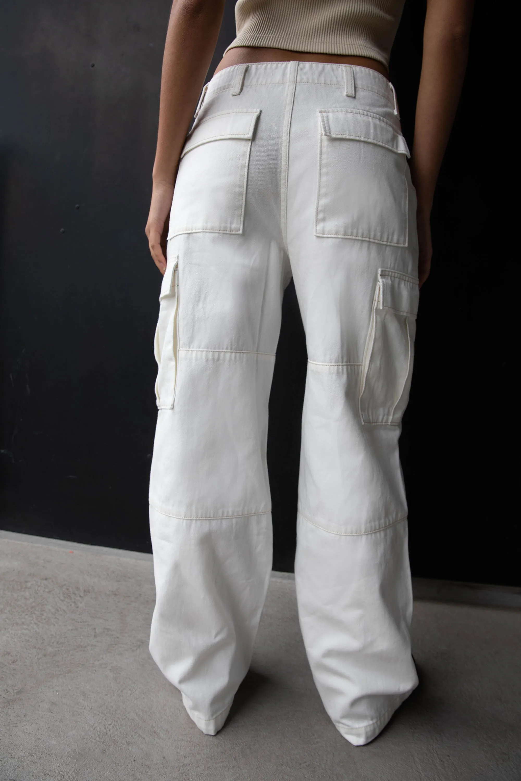 MID-RISE ECRU CARGO JEAN